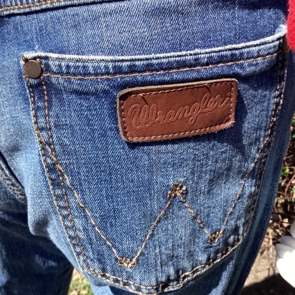 Wrangler Retro Relaxed Bootcut Factory Fading Whiskering Jeans - Picture 7 of 11